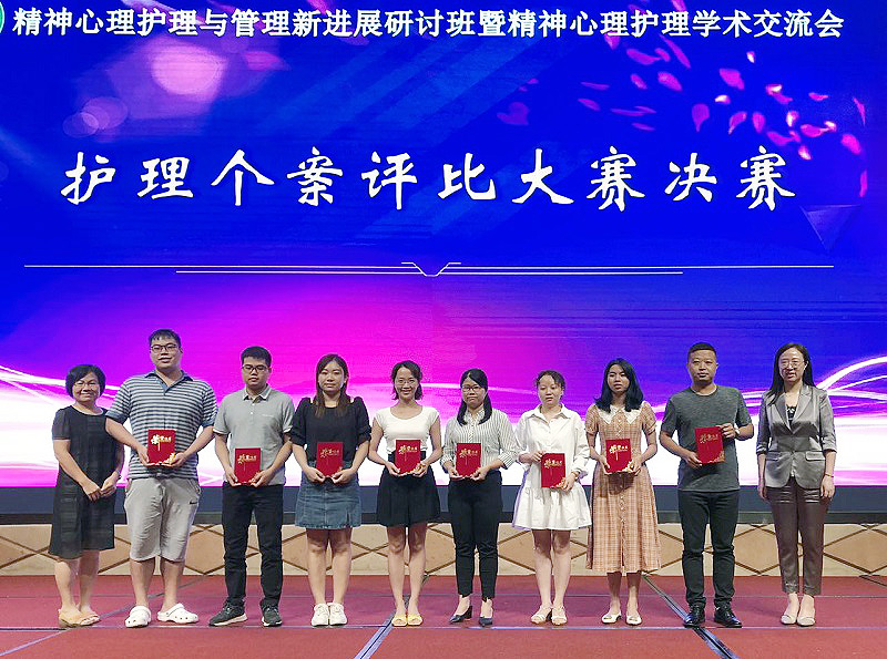 图2：bet365中文
精神病院李升副护士长（右二）荣获2020年护理个案评比大赛优胜奖.jpg