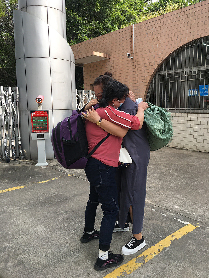 赵女士与女儿相见场景1.jpg