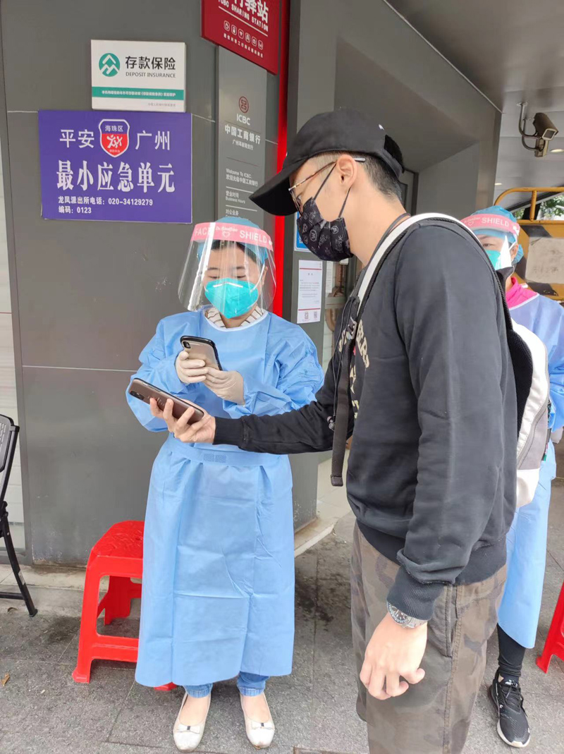 机关干部下沉社区协助开展核酸检测.jpg