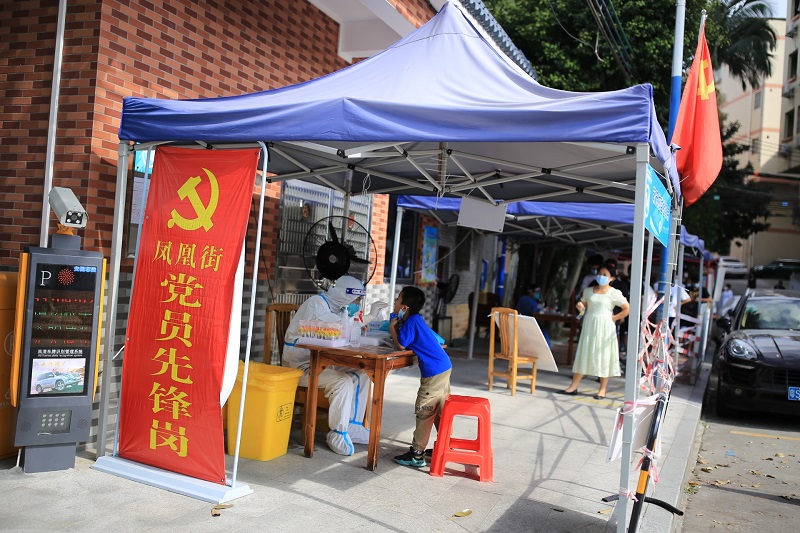 中心干部到天河凤凰街道支援社区核酸采样工作.JPG
